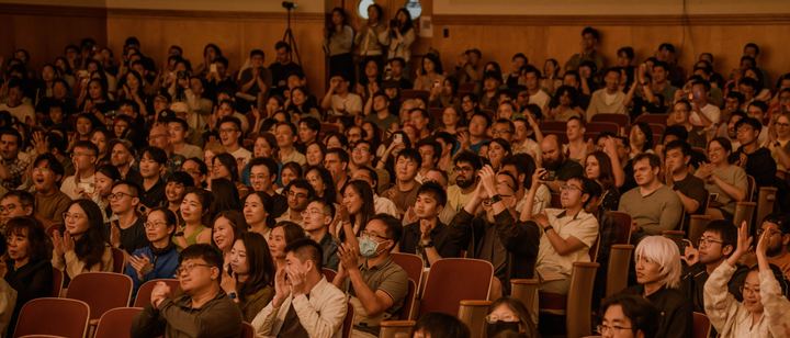 A full house applauding at a GG Orchestra concert