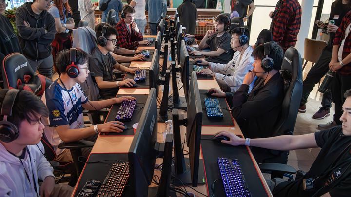 Players at rows of PCs during a Toronto TFT LAN