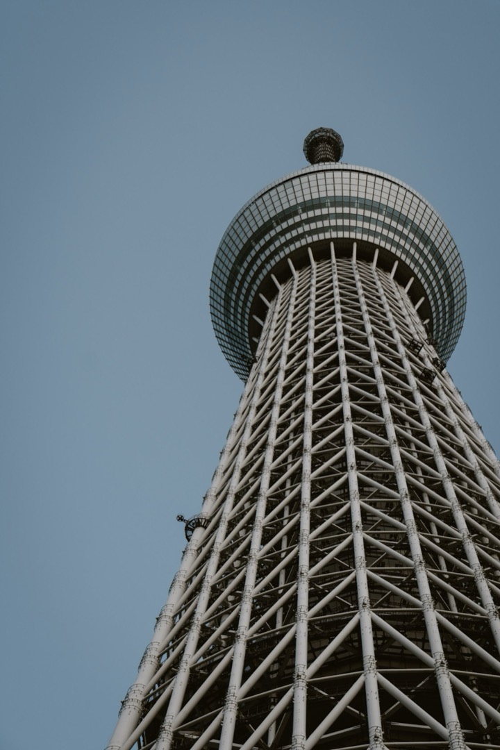 Tokyo Skytree seen from directly below against a gray sky